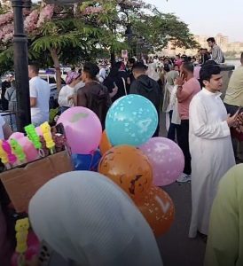 بلالين وصور تذكارية .. أهالي بنها يحتفلون بالعيد على كورنيش النيل