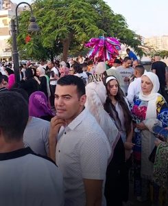 بلالين وصور تذكارية .. أهالي بنها يحتفلون بالعيد على كورنيش النيل