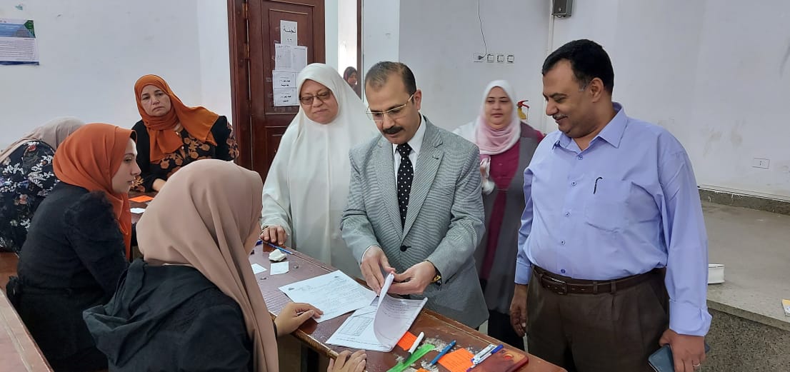 نائب رئيس جامعة بنها يتفقد الامتحانات بكلية التربية