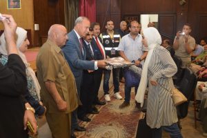 محافظة القليوبيه يسلم ملابس الإحرام لحجاج الجمعيات الأهلية (صور)