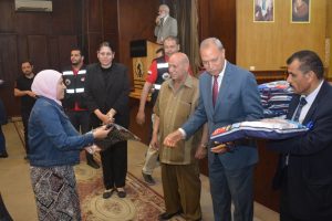 محافظة القليوبيه يسلم ملابس الإحرام لحجاج الجمعيات الأهلية (صور)