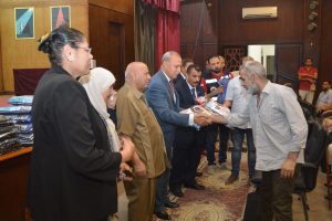 محافظة القليوبيه يسلم ملابس الإحرام لحجاج الجمعيات الأهلية (صور)