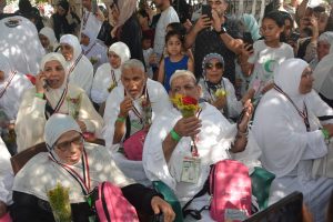 محافظ القليوبية يودع أول فوج مكون من 45 حاج قبل سفرهم لبيت الله الحرام