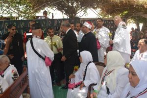 محافظ القليوبية يودع أول فوج مكون من 45 حاج قبل سفرهم لبيت الله الحرام