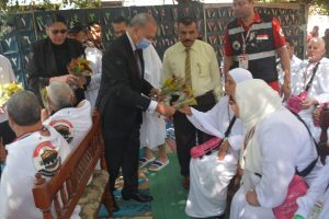 محافظ القليوبية يودع أول فوج مكون من 45 حاج قبل سفرهم لبيت الله الحرام