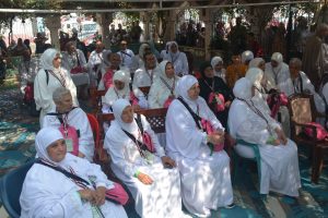 محافظ القليوبية يودع أول فوج مكون من 45 حاج قبل سفرهم لبيت الله الحرام