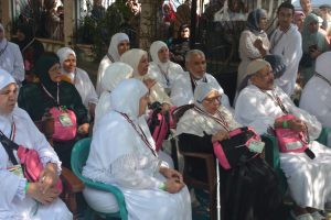 محافظ القليوبية يودع أول فوج مكون من 45 حاج قبل سفرهم لبيت الله الحرام