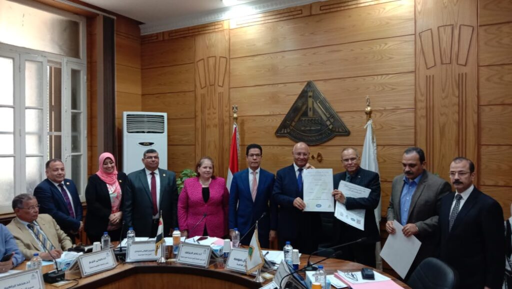 رئيس جامعة بنها يتسلم الشهادات المعتمدة للجودة والسلامة والصحة المهنية