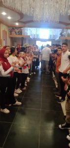 طلاب قرية بطا ببنها ينظمون ممرا شرفيا لتكريم المعلمين المحالين للمعاش والمتوفين