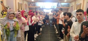 طلاب قرية بطا ببنها ينظمون ممرا شرفيا لتكريم المعلمين المحالين للمعاش والمتوفين