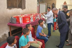 محافظ القليوبية يقدم الهدايا للأيتام والمسنين والأطقم الطبية بمناسبة عيد الأضحى 