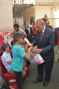 محافظ القليوبية يقدم الهدايا للأيتام والمسنين والأطقم الطبية بمناسبة عيد الأضحى 