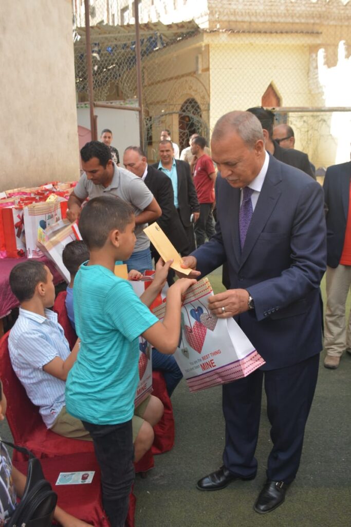 محافظ القليوبية يقدم الهدايا للأيتام والمسنين والأطقم الطبية بمناسبة عيد الأضحى محافظ القليوبية يقدم الهدايا للأيتام والمسنين والأطقم الطبية بمناسبة عيد الأضحى