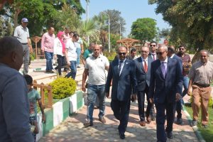 محافظ القليوبية يُقدم الهدايا للأطفال والمواطنين بحدائق مدينة القناطر الخيرية