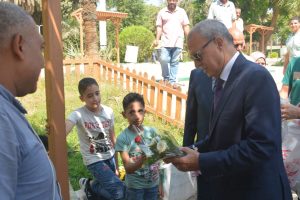 محافظ القليوبية يُقدم الهدايا للأطفال والمواطنين بحدائق مدينة القناطر الخيرية