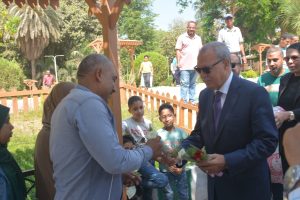 محافظ القليوبية يُقدم الهدايا للأطفال والمواطنين بحدائق مدينة القناطر الخيرية