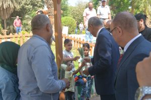 محافظ القليوبية يُقدم الهدايا للأطفال والمواطنين بحدائق مدينة القناطر الخيرية