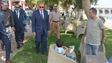 محافظ القليوبية يُقدم الهدايا للأطفال والمواطنين بحدائق مدينة القناطر الخيرية محافظ القليوبية يُقدم الهدايا للأطفال والمواطنين بحدائق مدينة القناطر الخيرية