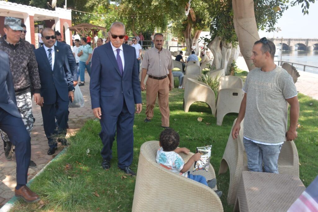 محافظ القليوبية يُقدم الهدايا للأطفال والمواطنين بحدائق مدينة القناطر الخيرية محافظ القليوبية يُقدم الهدايا للأطفال والمواطنين بحدائق مدينة القناطر الخيرية