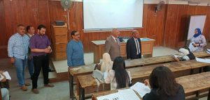 رئيس جامعة بنها يتفقد لجان الامتحانات بكليتي التجارة والآداب