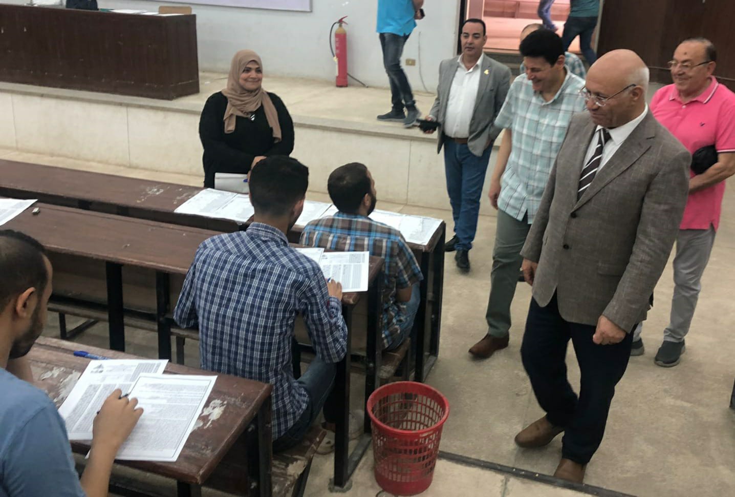 رئيس جامعة بنها يتفقد لجان الامتحانات بكليتي التجارة والآداب