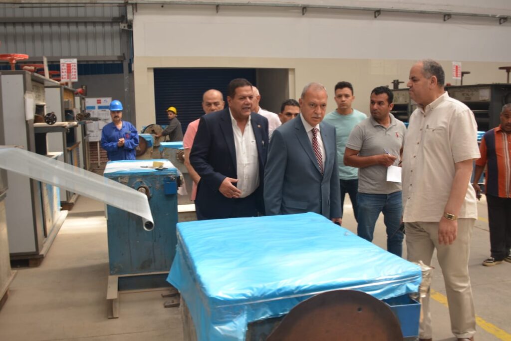 محافظ القليوبية يتفقد عدد من المصانع بمدينة الخانكة ويؤكد على دعم المستثمرين (صور) محافظ القليوبية يتفقد عدد من المصانع بمدينة الخانكة ويؤكد على دعم المستثمرين (صور)