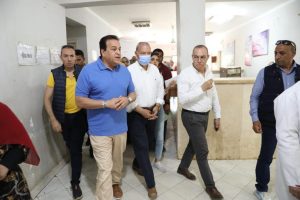 وزير الصحة: توقيع الجزاء على أطباء أسنان مركز صحة المرأة بسندنهور لتقصيرهم في العمل (صور)