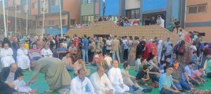 رئيس هيئة الشبان العالمية يؤدي صلاة عيد الأضحي.. صور