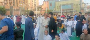 رئيس هيئة الشبان العالمية يؤدي صلاة عيد الأضحي.. صور