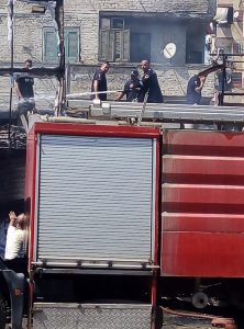 اندلاع حريق في 4 باكيات بشرق السكة الحديد في شبرا الخيمة (صور)