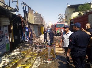 اندلاع حريق في 4 باكيات بشرق السكة الحديد في شبرا الخيمة (صور)