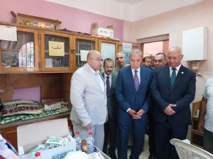 محافظ القليوبية ورئيس جامعة بنها يتفقدان مبادرة "احنا معاك" لرعاية الأسرة المصرية