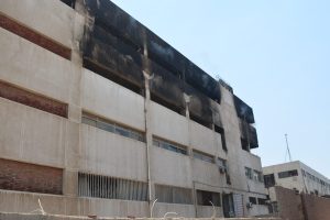 محافظ القليوبية يكشف تفاصيل حريق مصنع الأثاث بالعبور (صور)