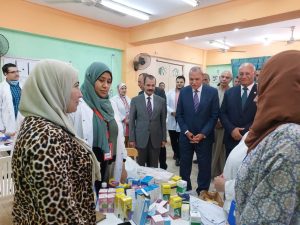 محافظ القليوبية ورئيس جامعة بنها يتفقدان مبادرة "احنا معاك" لرعاية الأسرة المصرية