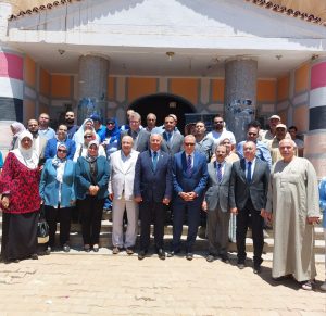 محافظ القليوبية ورئيس جامعة بنها يتفقدان مبادرة "احنا معاك" لرعاية الأسرة المصرية