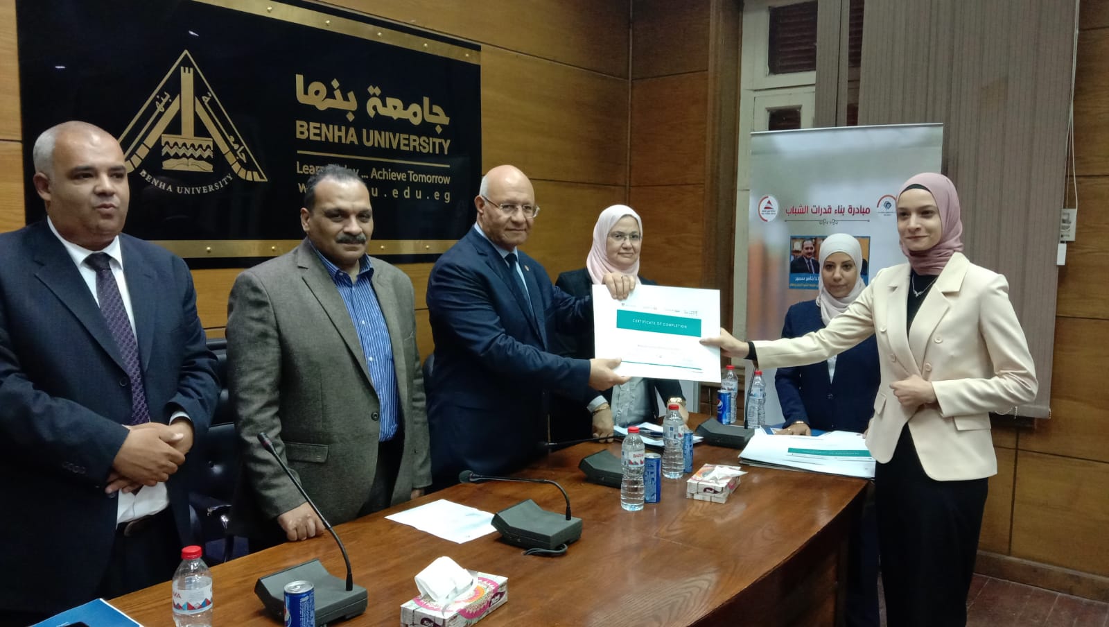 رئيس جامعة بنها يسلم شهادات مبادرة تأهيل الشباب لسوق العمل (صور) 