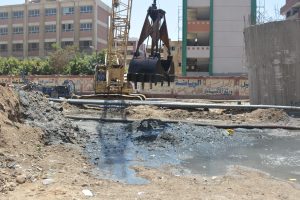 محافظ القليوبية يتوجه لحل مشكلة طفح مياه مصرف البركة بالقلج (صور)