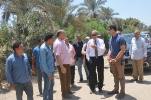 محافظ القليوبية يتوجه لحل مشكلة طفح مياه مصرف البركة بالقلج (صور)