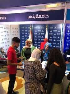 إقبال طلابي كبير أمام جناح جامعة بنها في معرض "ايديوجيت" (صور)