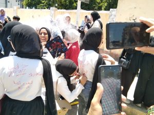 "لقد وقعنا في الفخ".. تيشرتات موحدة لطالبات القليوبية بعد انتهاء ماراثون امتحانات الثانوية العامة 