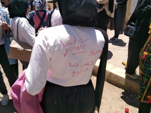 "لقد وقعنا في الفخ".. تيشرتات موحدة لطالبات القليوبية بعد انتهاء ماراثون امتحانات الثانوية العامة 