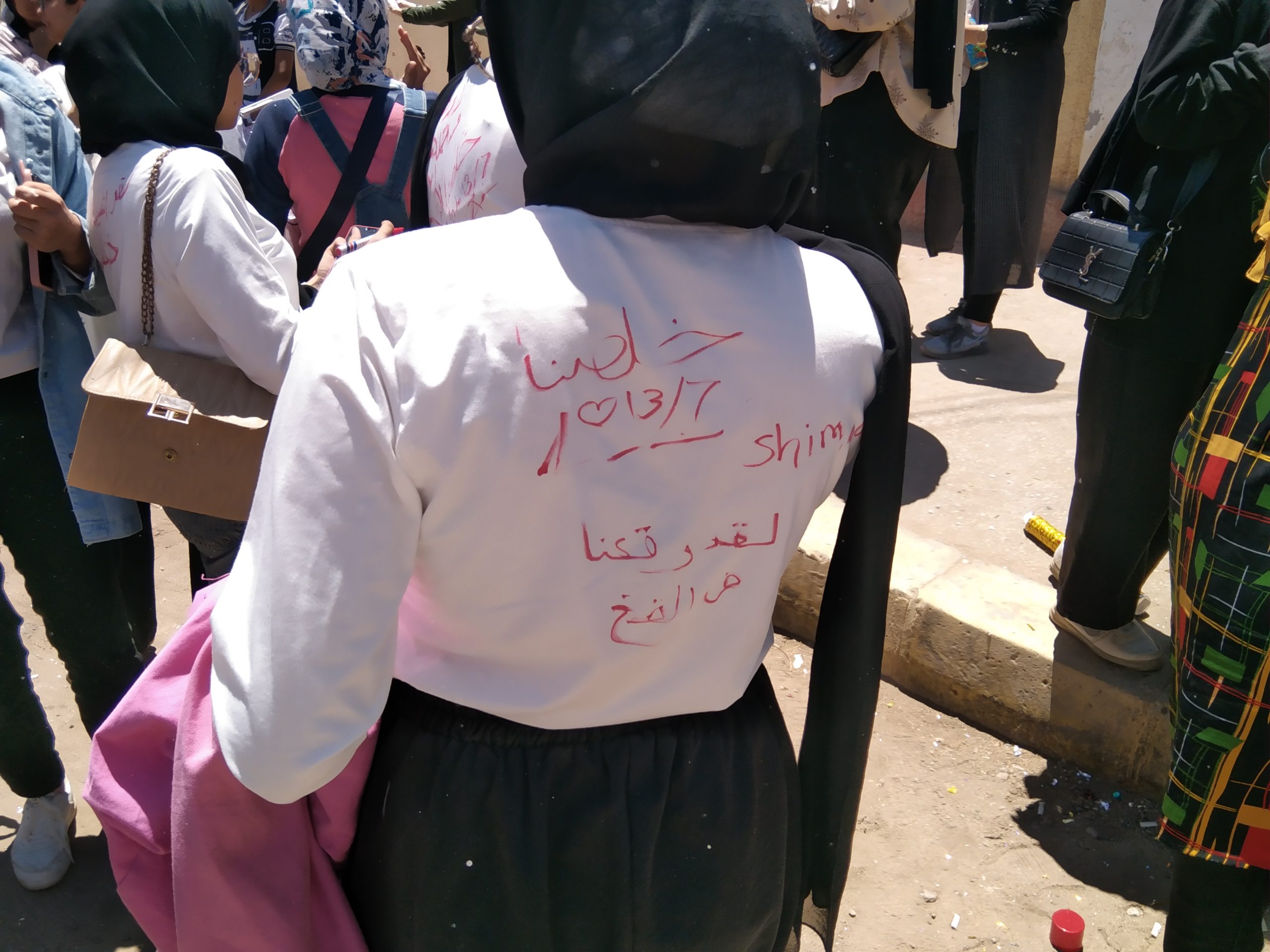 "لقد وقعنا في الفخ".. تيشرتات موحدة لطالبات القليوبية بعد انتهاء ماراثون امتحانات الثانوية العامة 