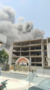 اندلاع حريق بمصنع أخشاب بالعبور والدفع بـ 6 سيارات إطفاء (صور)