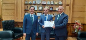 رئيس جامعة بنها يكرم المشاركين في إعداد الخطة البحثية الجديدة للجامعة 2023 – 2030