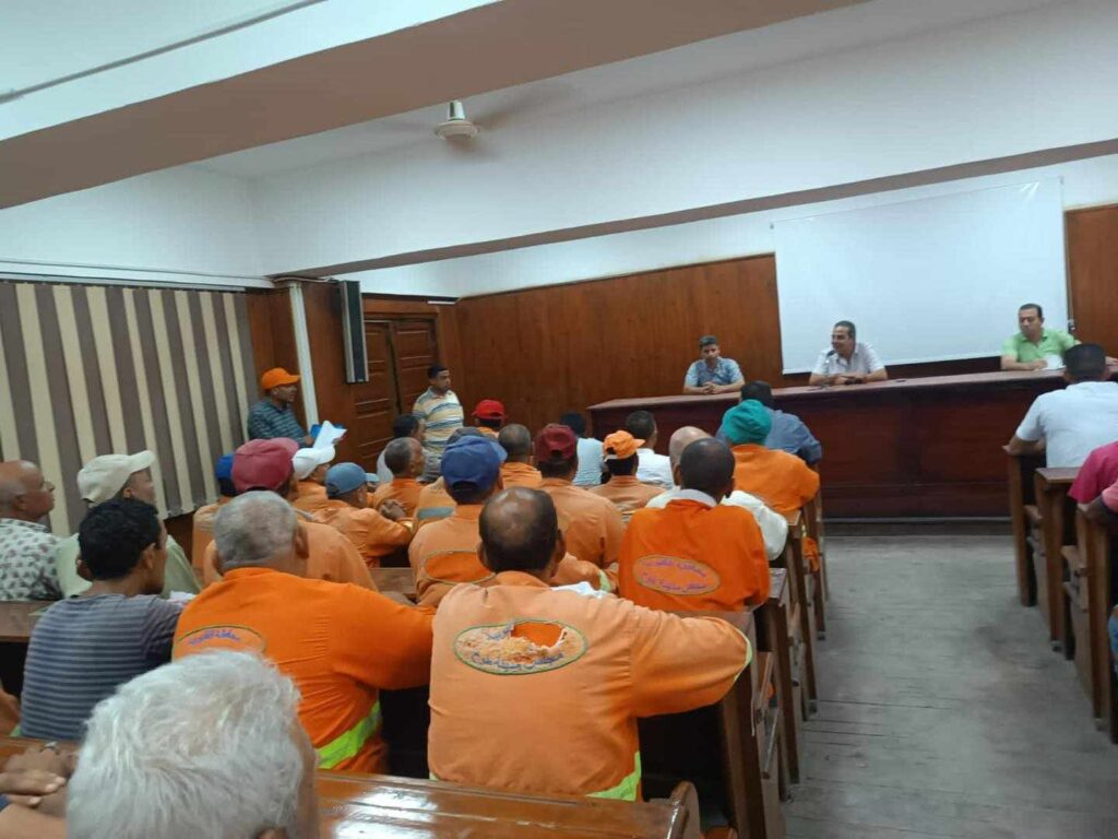 رئيس مدينة طوخ يعقد لقاء مع عمال النظافة لبحث مشاكلهم