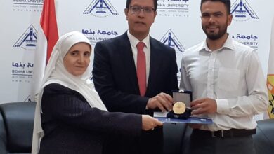 جامعة بنها تكرم باحث اكتشاف الديناصور