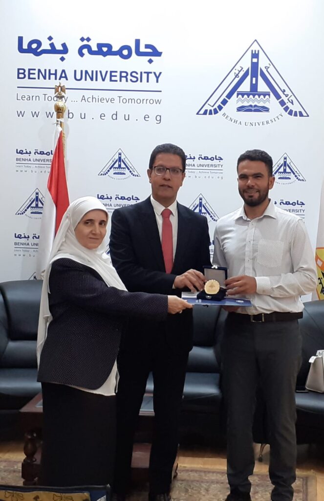 جامعة بنها تكرم باحث اكتشاف الديناصور