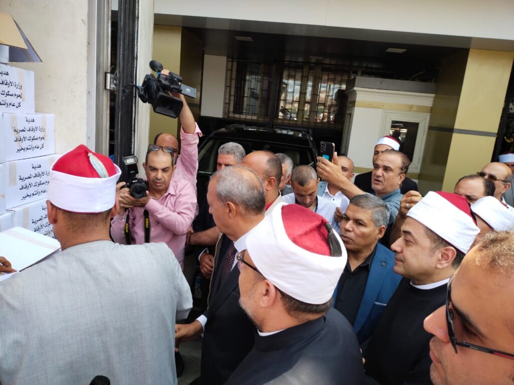 وزير الأوقاف يوزع 2 طن لحوم من صكوك الأضاحي بالقليوبية .. تسليم 14 طن للمحافظة حتى الآن وزير الأوقاف يوزع 2 طن لحوم من صكوك الأضاحي بالقليوبية .. تسليم 14 طن للمحافظة حتى الآن