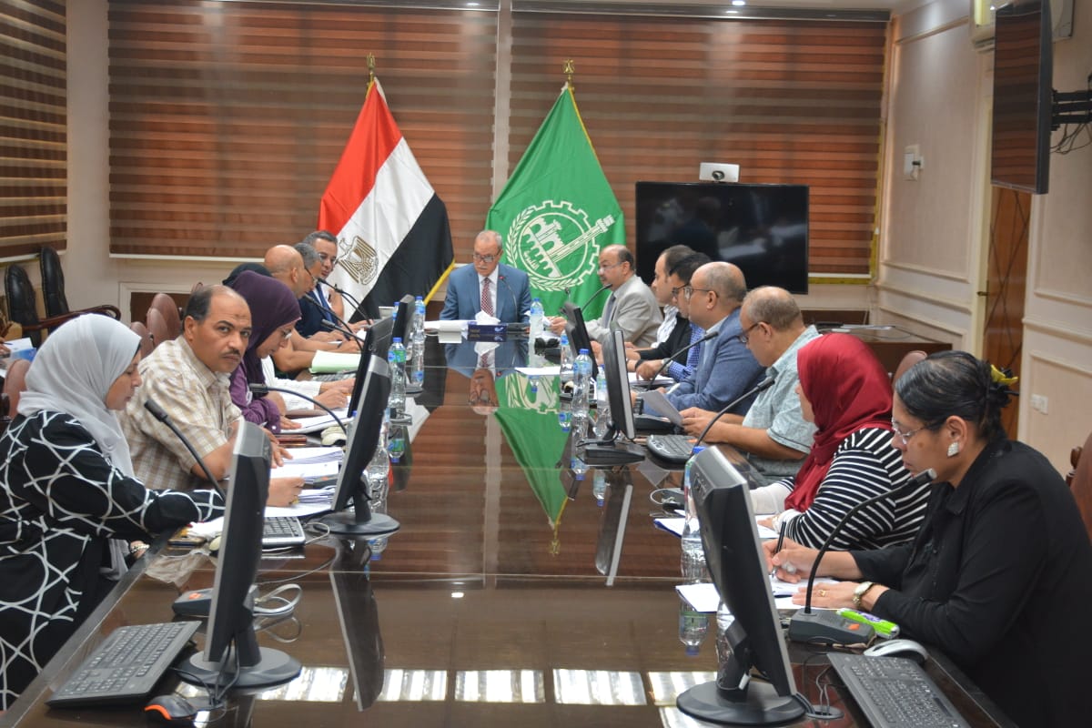 محافظ القليوبية يناقش عدد من الطلبات المقدمة لإنشاء إعلانات بشوارع المحافظة محافظ القليوبية يناقش عدد من الطلبات المقدمة لإنشاء إعلانات بشوارع المحافظة