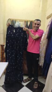 «جلابية العمار»الزي الرسمي في قرية المشمش اعرف أسرارها من صناعها